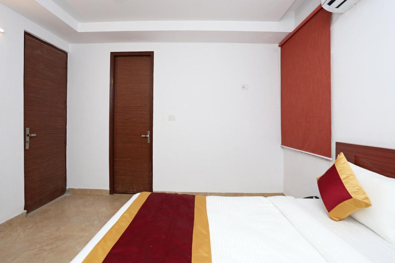 Capital O 12807 Amaira Hotel And Banquets Нойда Экстерьер фото